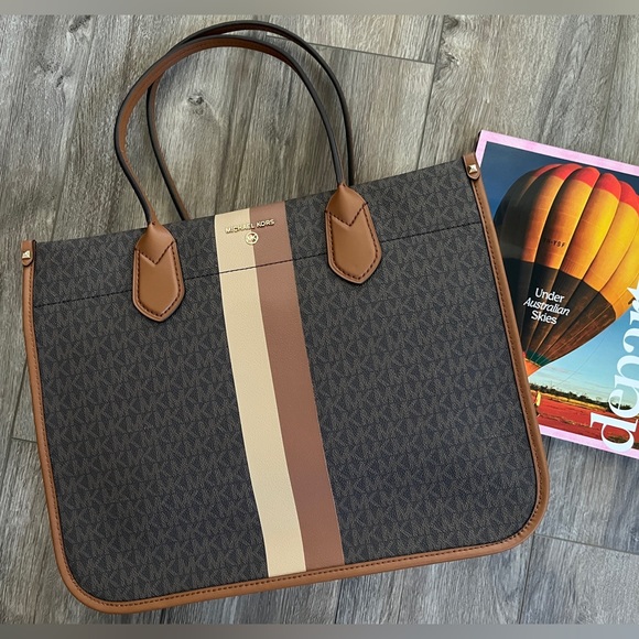 BNWT Michael Kors Monogram Coated Canvas Tote - Picture 1 of 4